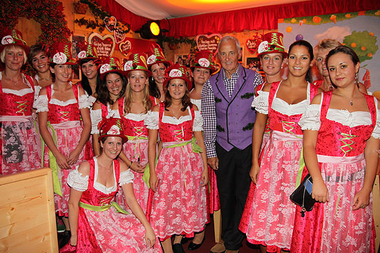 Bodos Caf&eacute;zelt: Bode M&uuml;ller inmitten der Bedienungen in neuem Outfit 2009 (Foto: MartiN Schmitz)